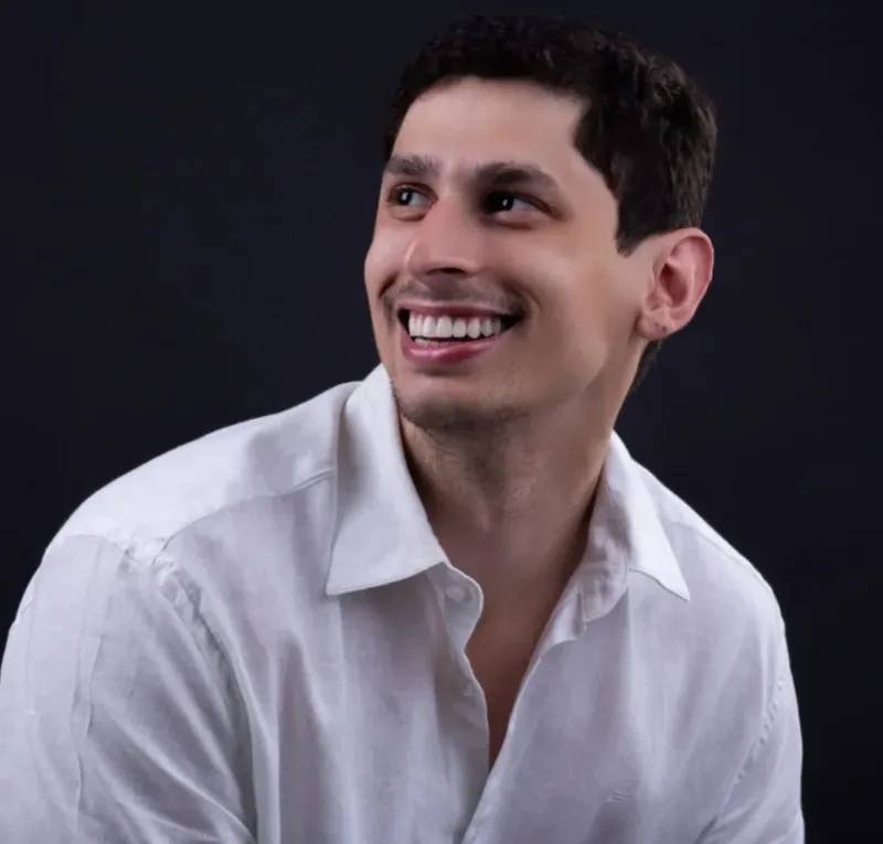 Bruno sorrindo após o tratamento