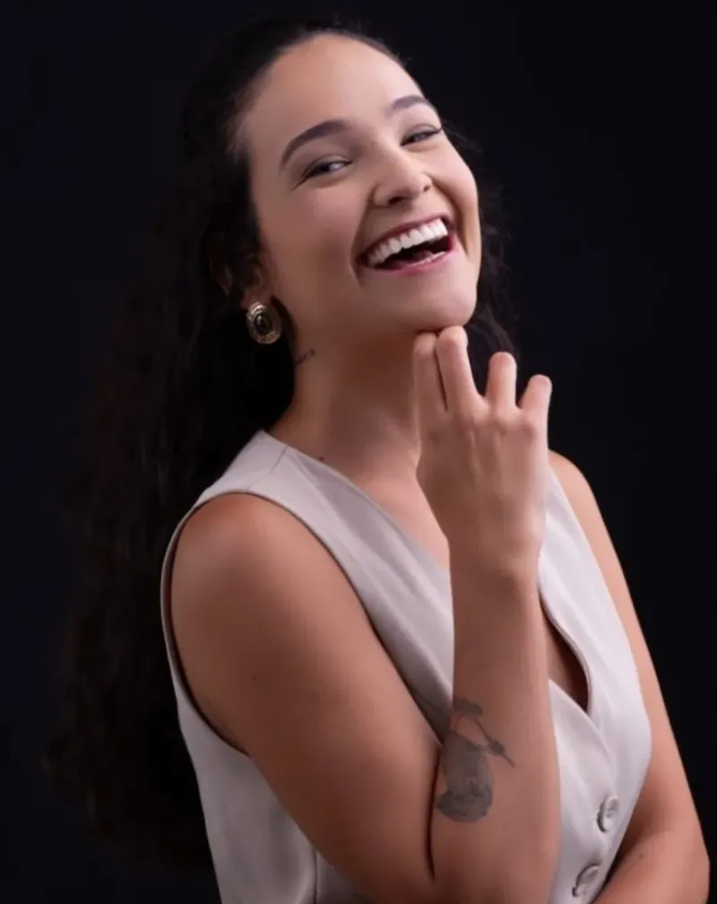 Gabriela sorrindo, participante do Sorriso Lotus